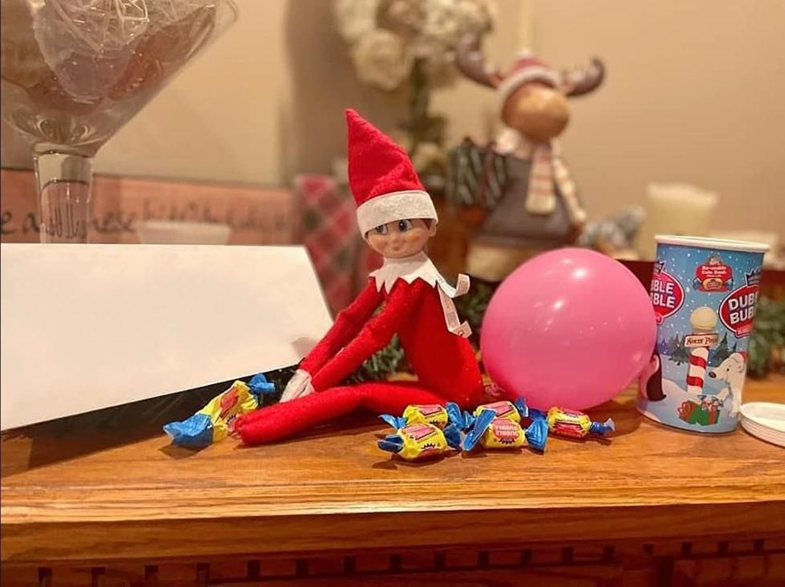 El elfo de la Navidad no para de hacer trastadas en casa. El elfo de la Navidad no para de hacer trastadas en casa.