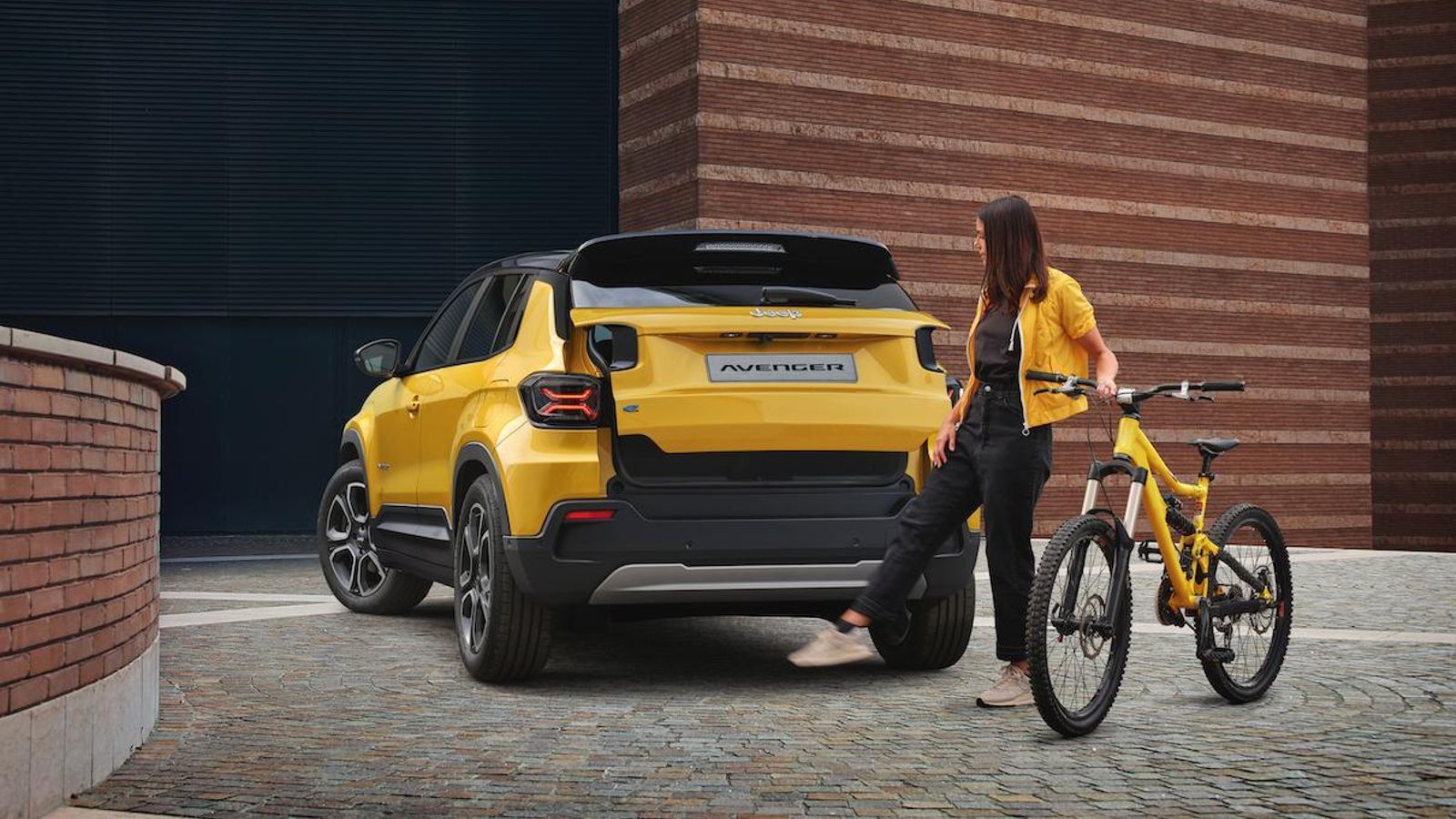 El portón trasero podrá abrirse sin necesidad de manipularlo: cuando está motorizado tiene la función de manos libres que permite abrirlo con el movimiento del pie bajo el parachoques.