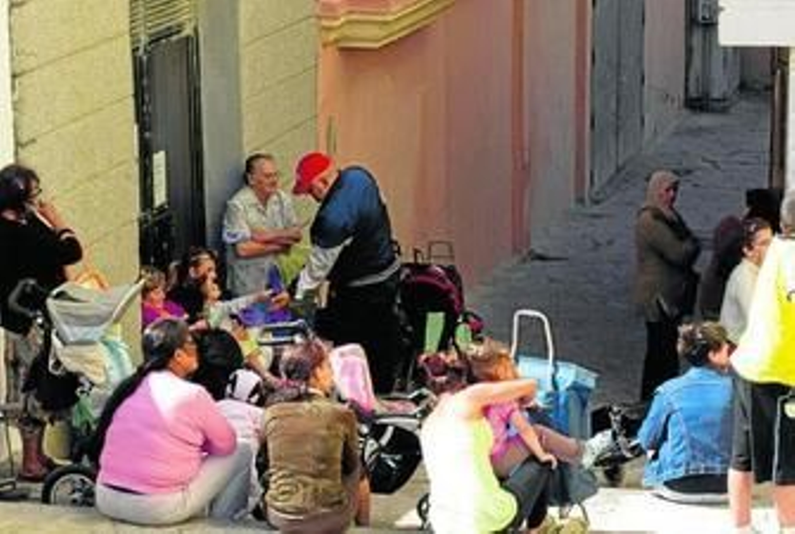 Los escalones de las escaleras que comunican el Campo del Sur con el callejón de Osorio cubiertos de personas esperando la apertura de la sede de la Fundación.