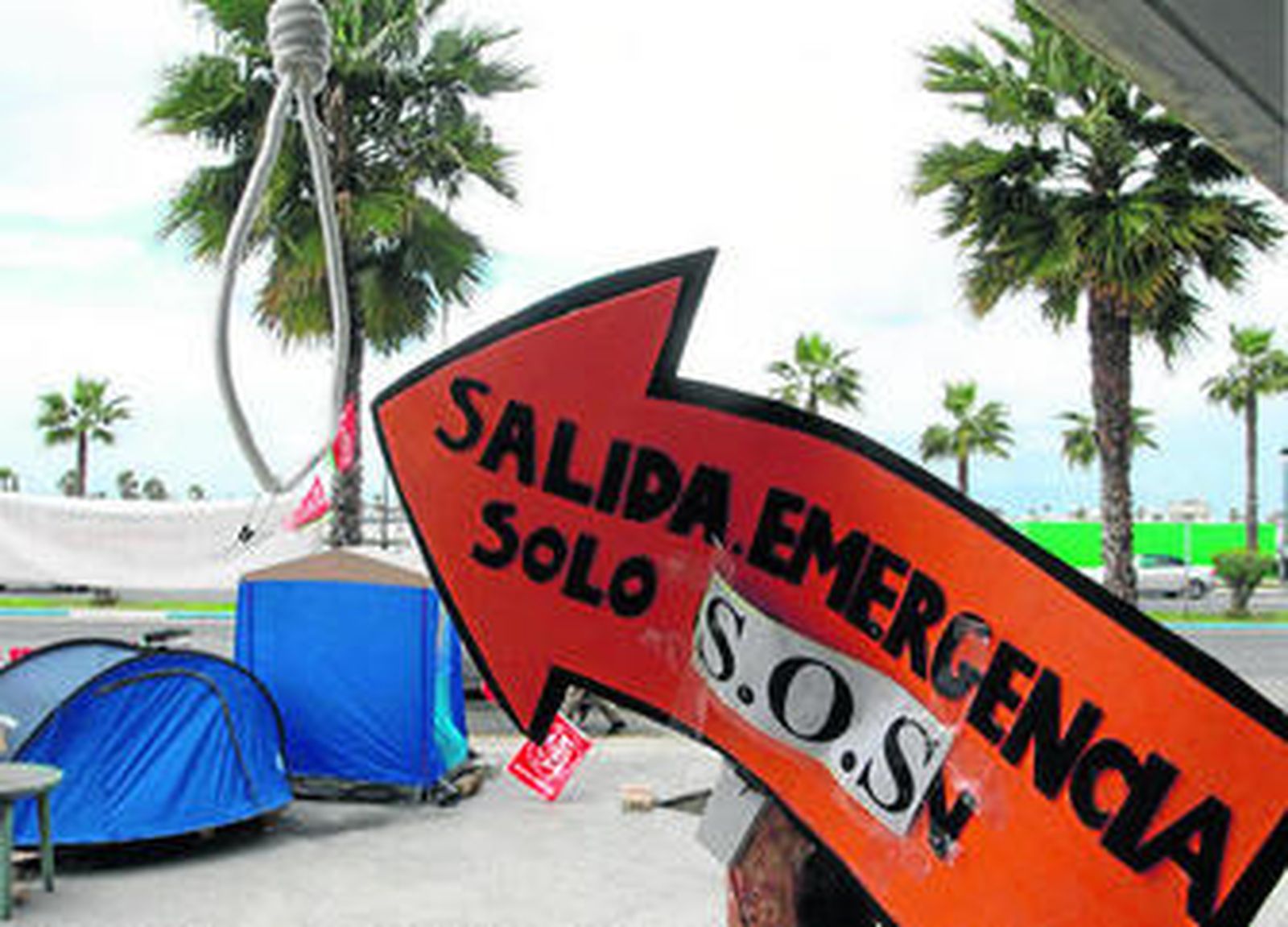 Instantánea de la pancarta y la soga colocada por los sindicatos en el Palacio de Congresos.