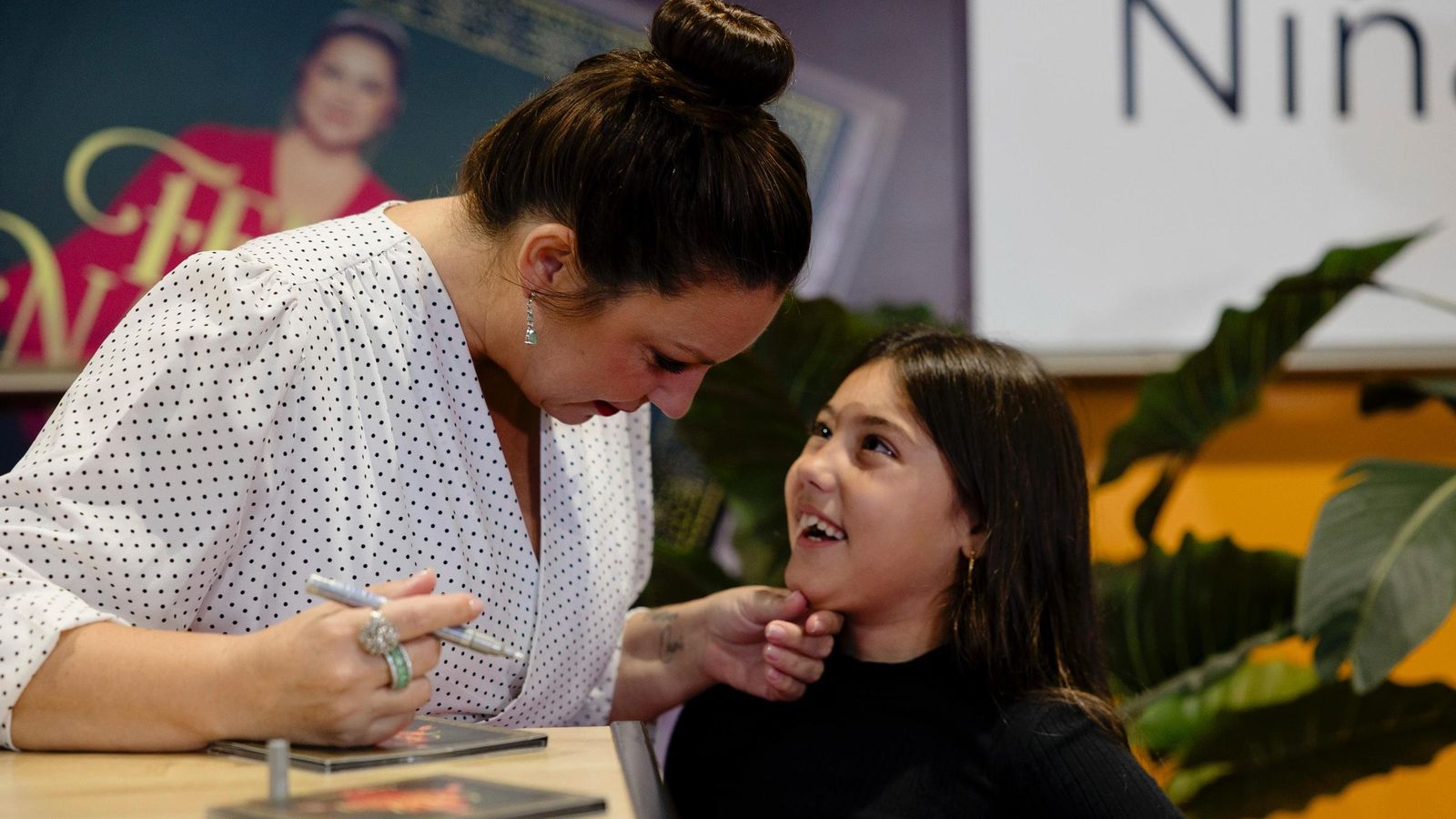 Las imágenes de la firma de discos de Niña Pastori en Cádiz