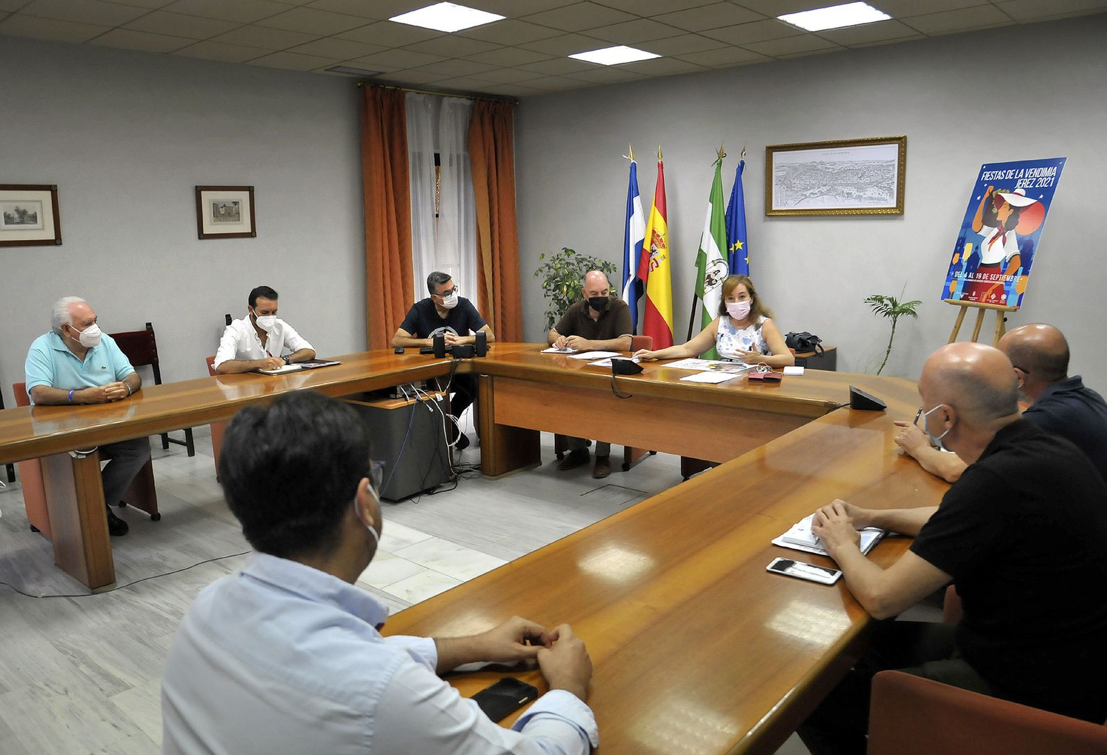 Imagen de la reunión celebrada en el Ayuntamiento y presidida por Isabel Gallardo.