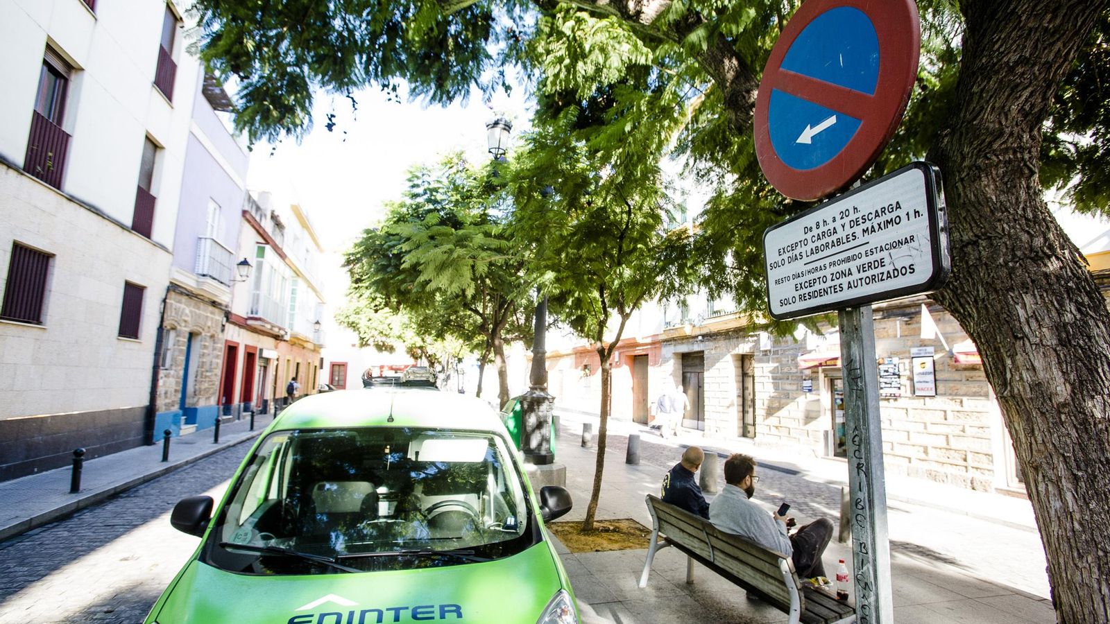 Zona de carga y descarga compartida con zona verde en la plaza del Mentidero.