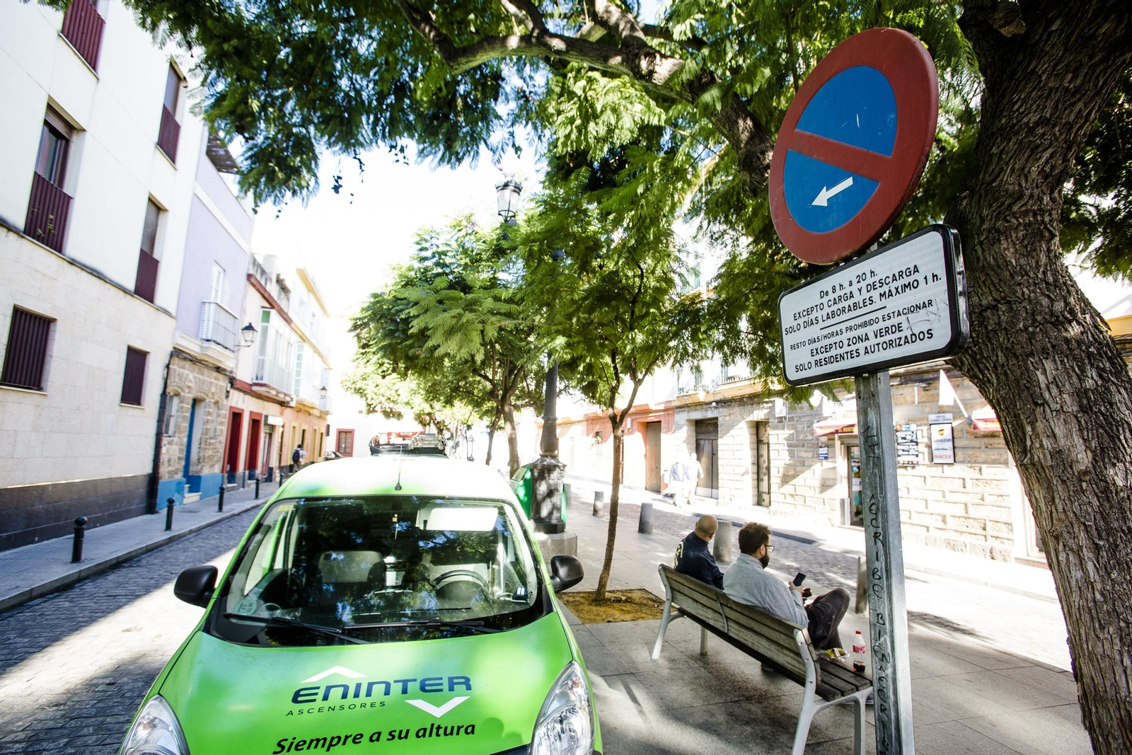 Zona de carga y descarga compartida con zona verde en la plaza del Mentidero.