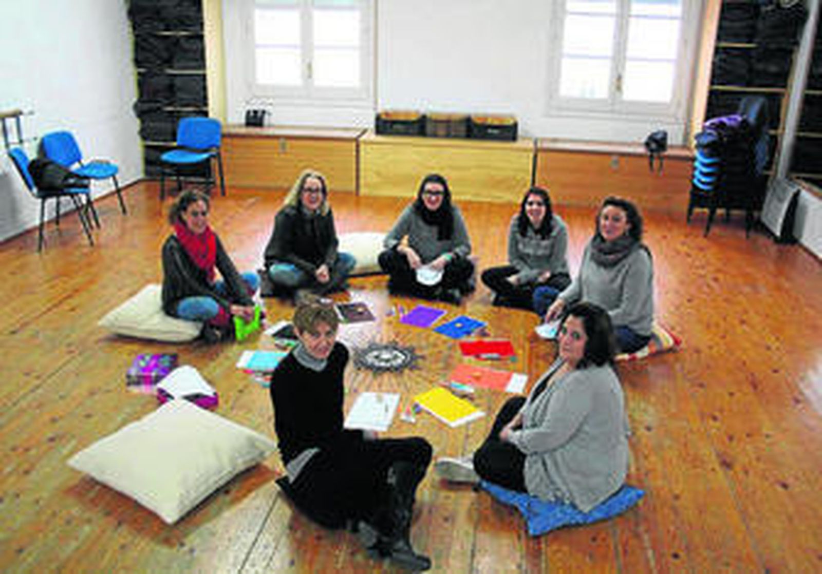 Taller de elaboración de mandalas con un ambiente relajado.