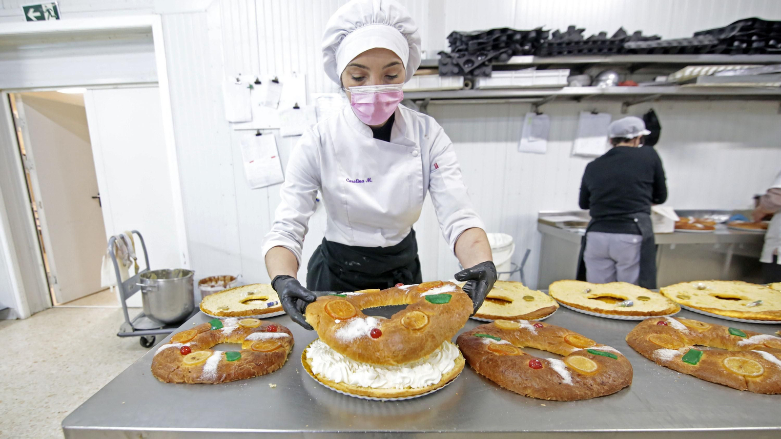 Una de las trabajadoras de La Rosa de Oro, preparando roscones en su obrador.
