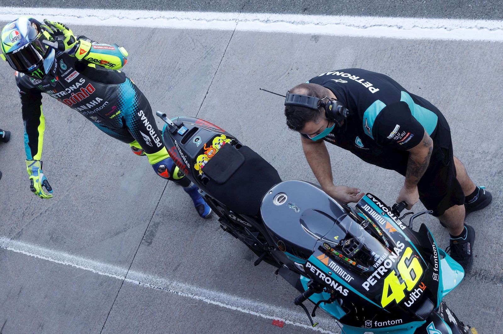 Rossi. bajándose de la moto tras correr su última carrera como profesional