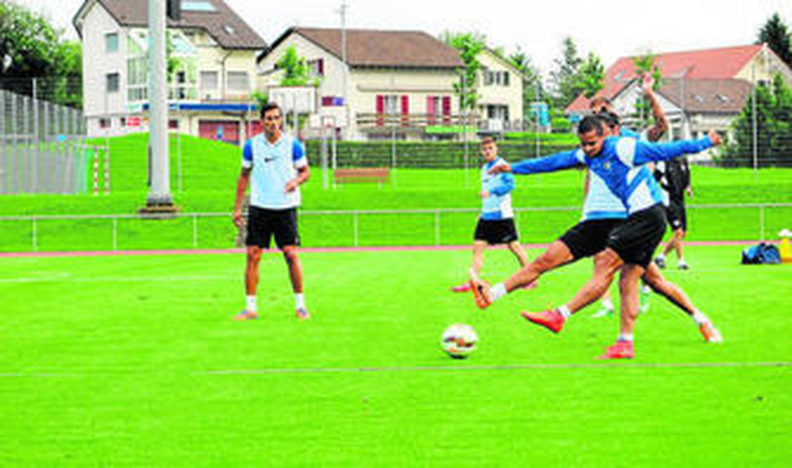 Imagen del entrenamiento matinal celebrado ayer, con Rosales golpeando el balón y Santa Cruz presenciándolo.