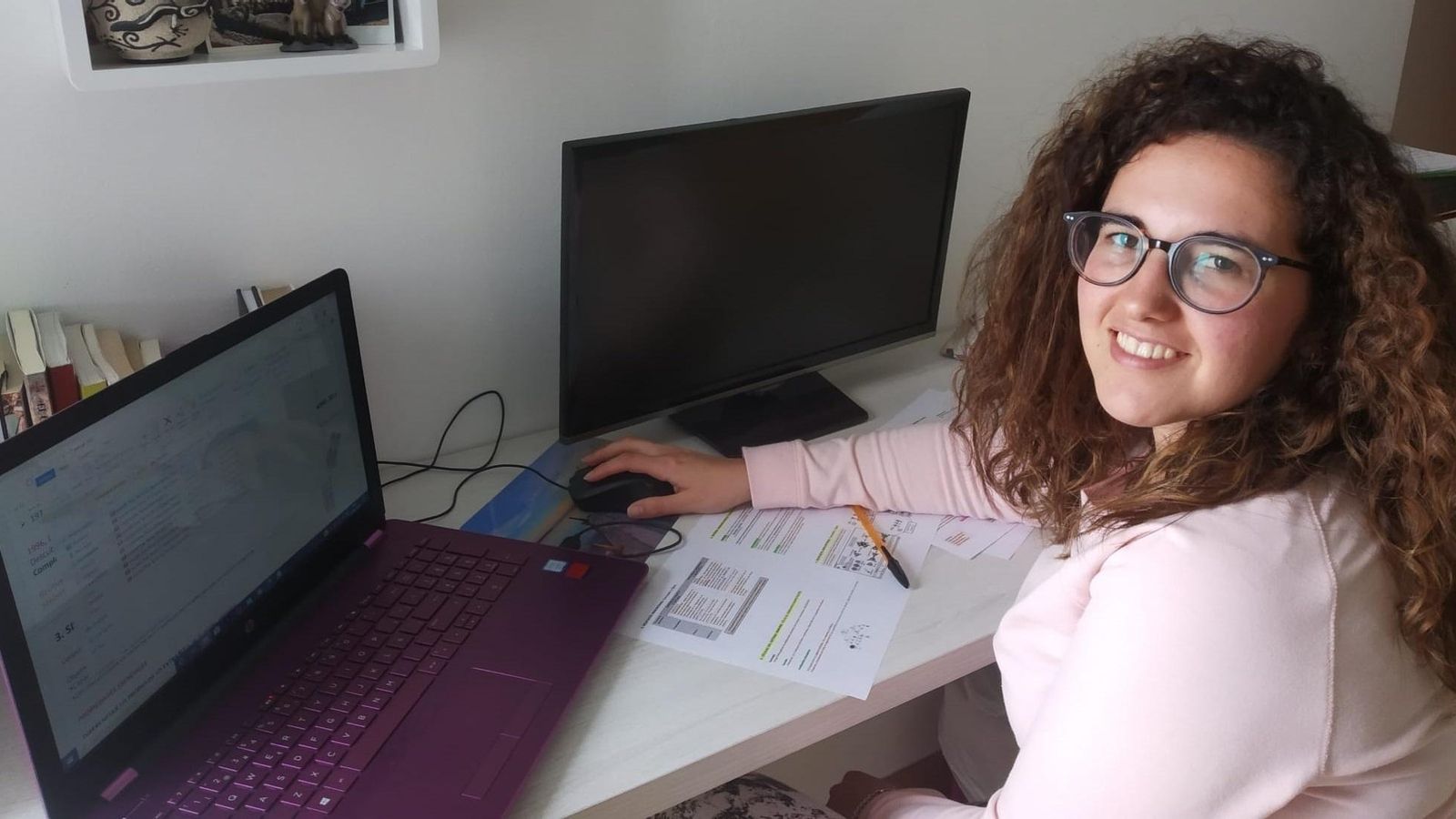 Rocío Mejías, alumna de quinto de Veterinaria de la UCO, sigue sus estudios en su casa natal de Sevilla.