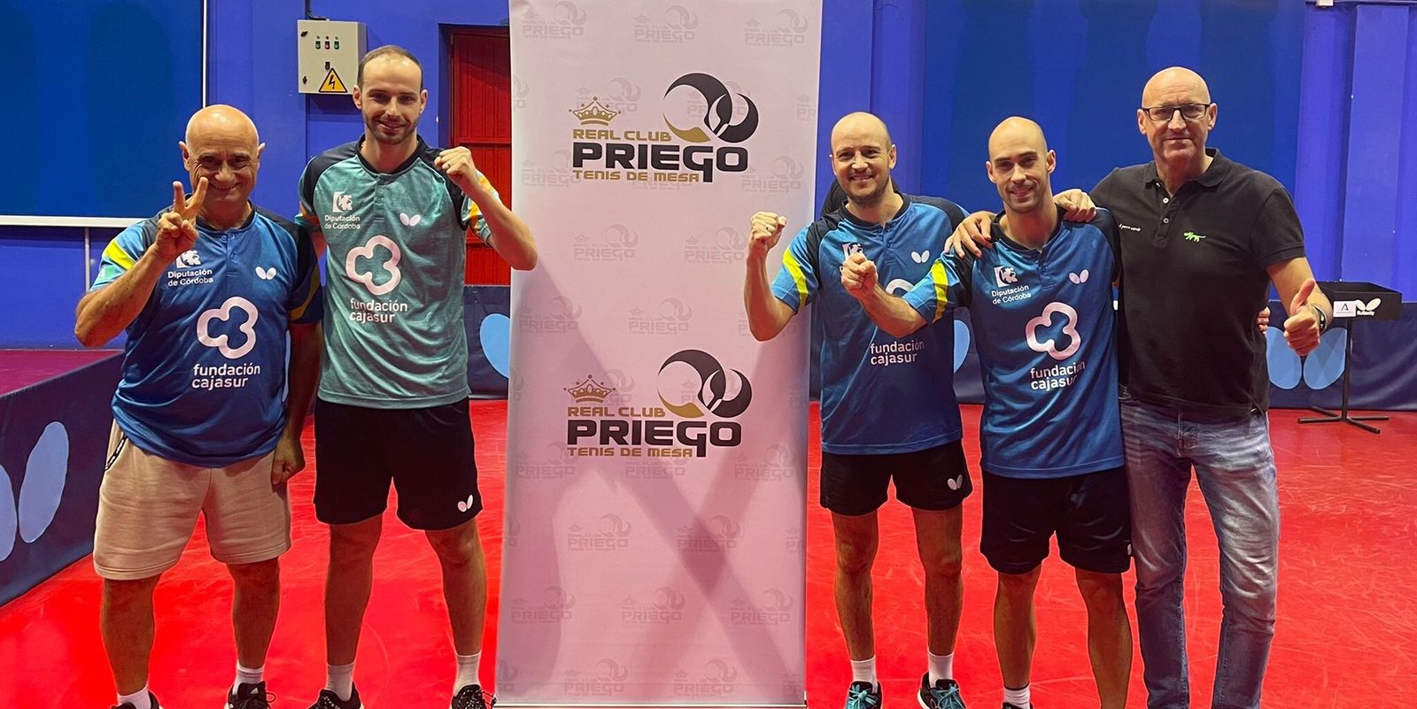 Los jugadores y el cuerpo técnico del Cajasur Priego celebran el primer triunfo del curso.