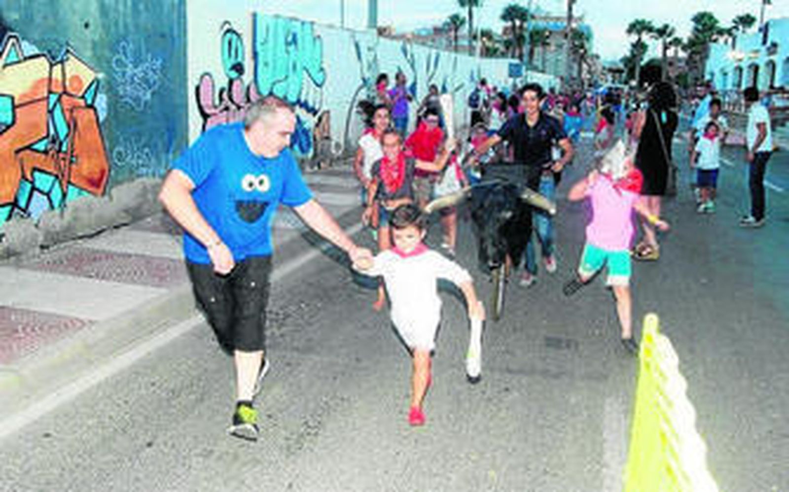 Padres y niños se lo pasaron en grande en el encierro infantil.