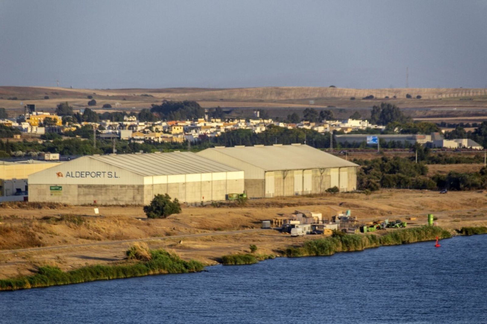 Trabajos para construir un decorado en la dársena del Cuarto.
