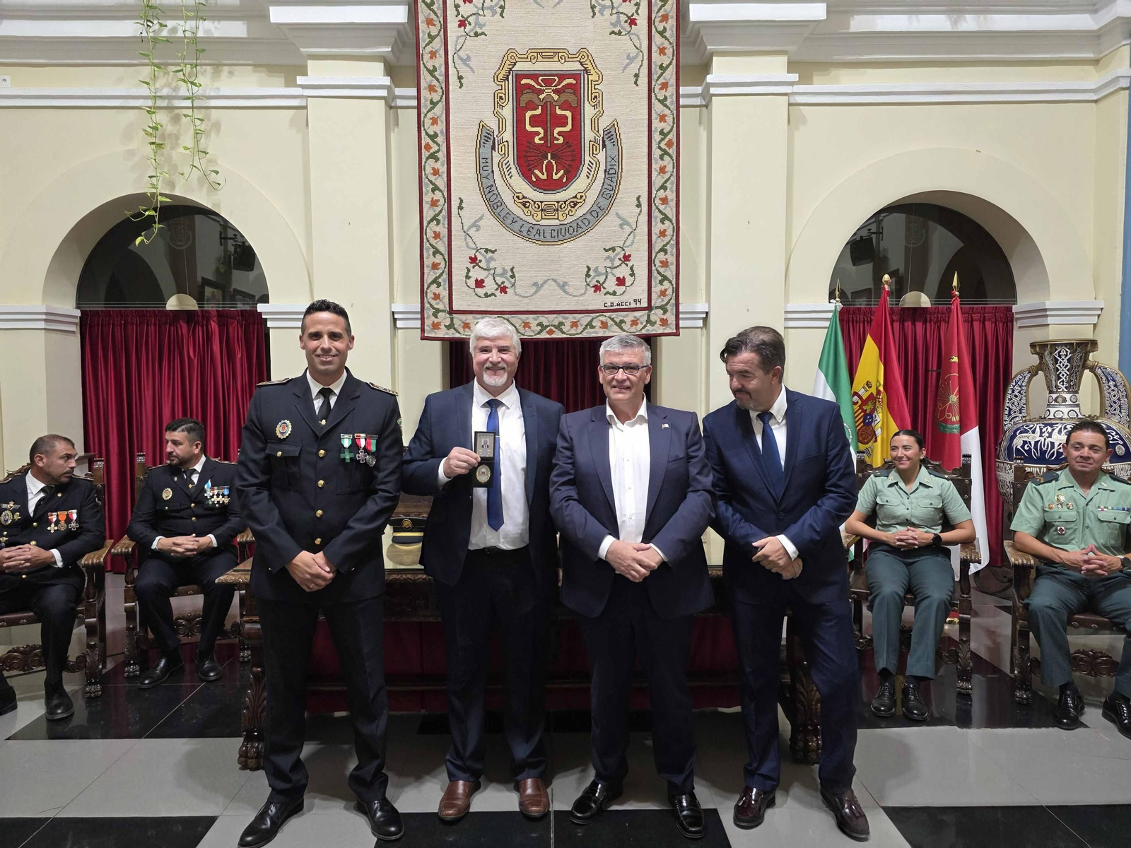 Fotos: La Policía Local de Guadix celebra la festividad de su patrón y reconoce a los agentes jubilados