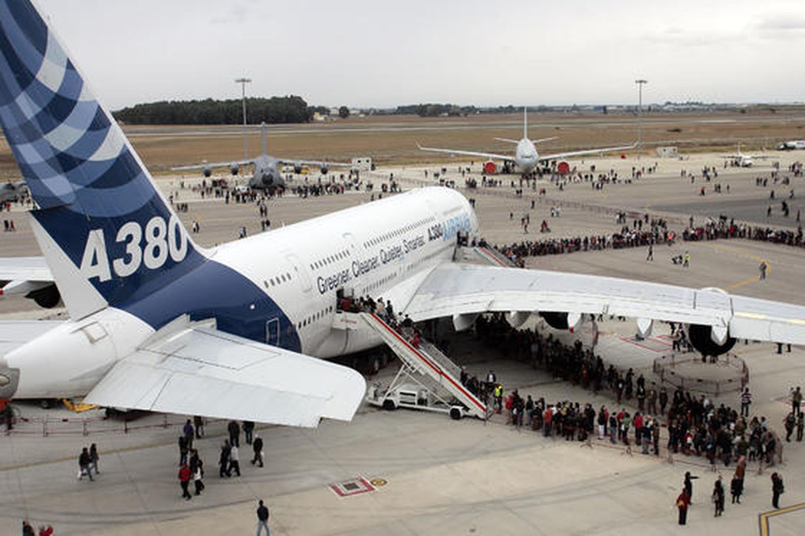 Airbus Military reunió en San Pablo y Tablada a 30.000 familiares y amigos de sus empleados en el denominado Día de la Familia, en el que visitaron las instalaciones de la empresa y diferentes aviones.

Foto: Juan Carlos Muñoz