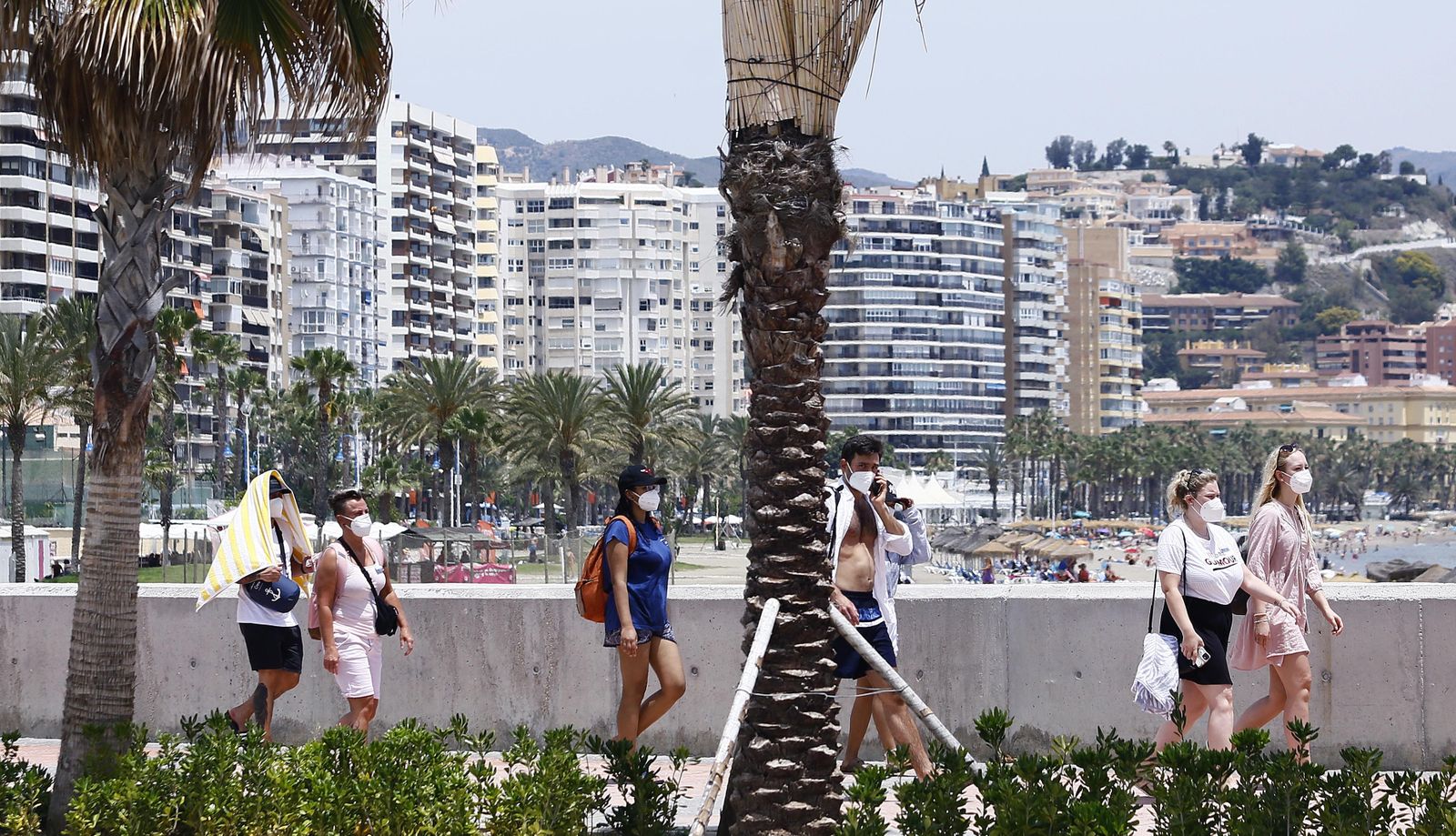 Turistas pasean por el puerto de Málaga.