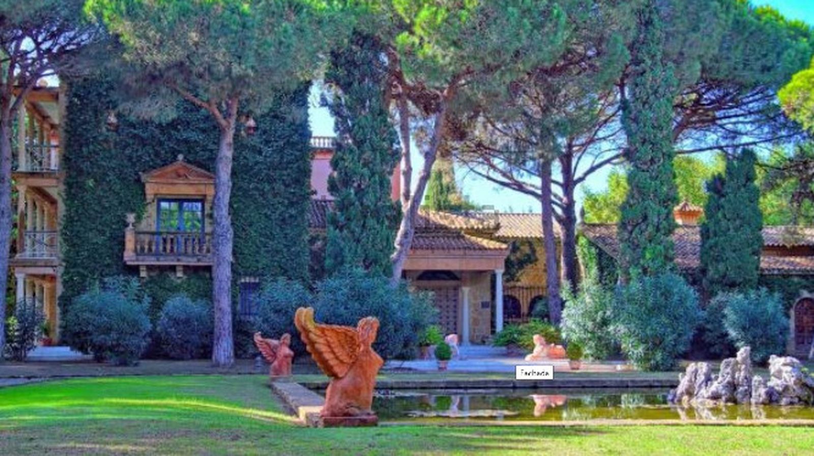 Parte de los jardines de la vivienda más cara de Sotogrande.