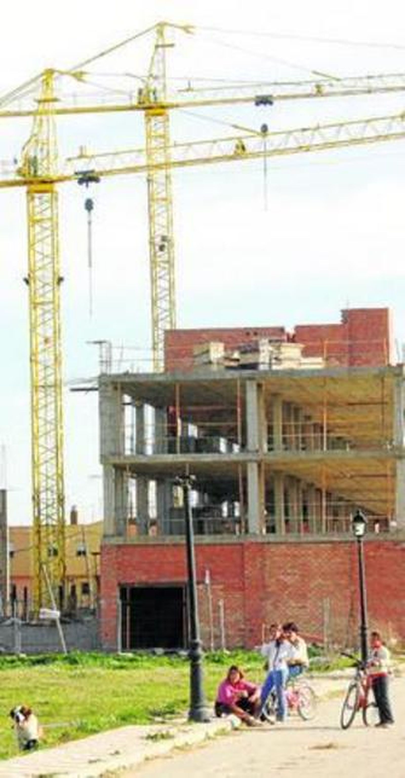 Promoción paralizada y sin medidas de seguridad efectivas en Sevilla.