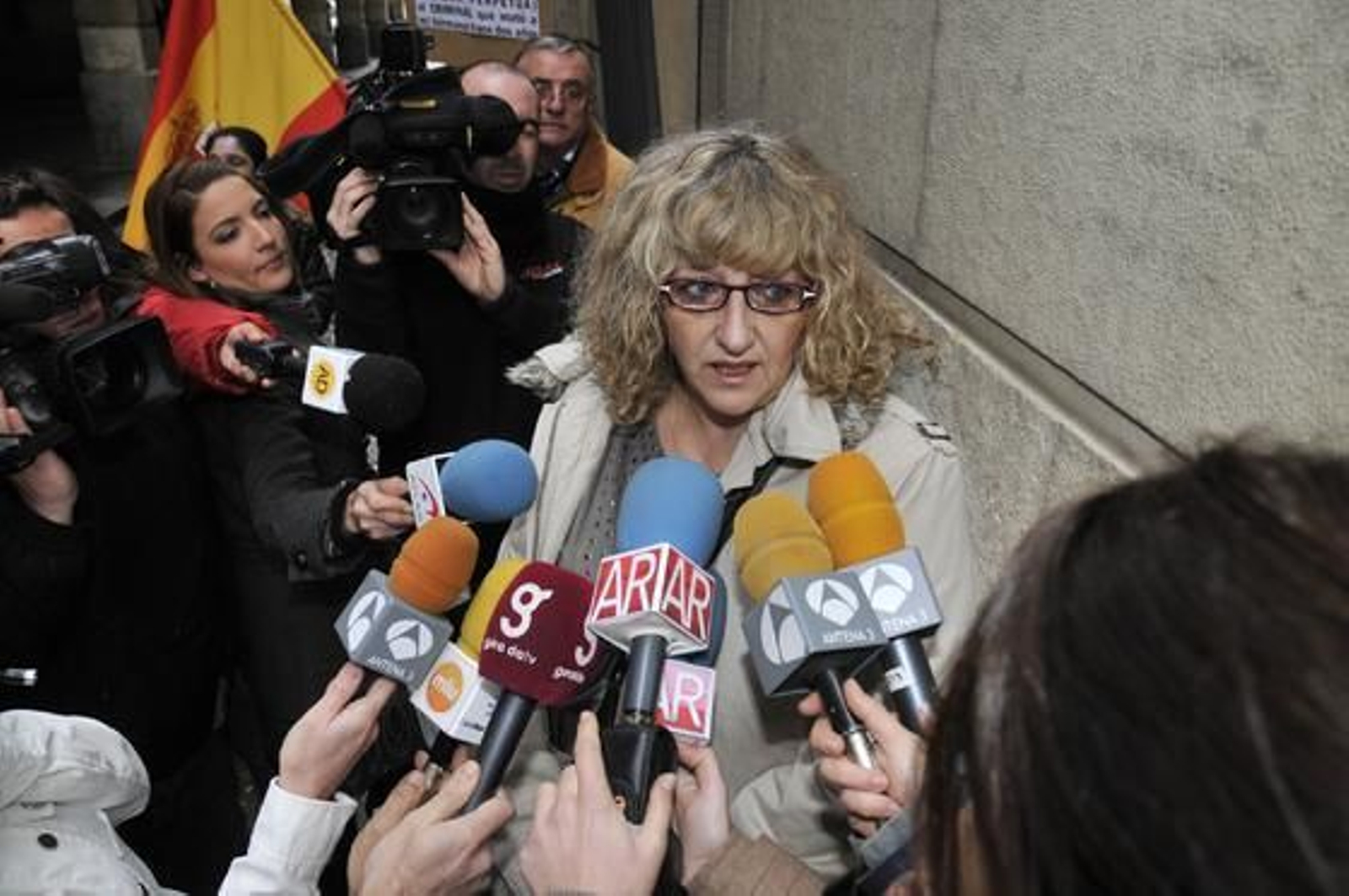 María del Mar, la madre de la asesinada Sandra Palo, acude a las puertas del juzgado.

Foto: Juan Carlos Vázquez