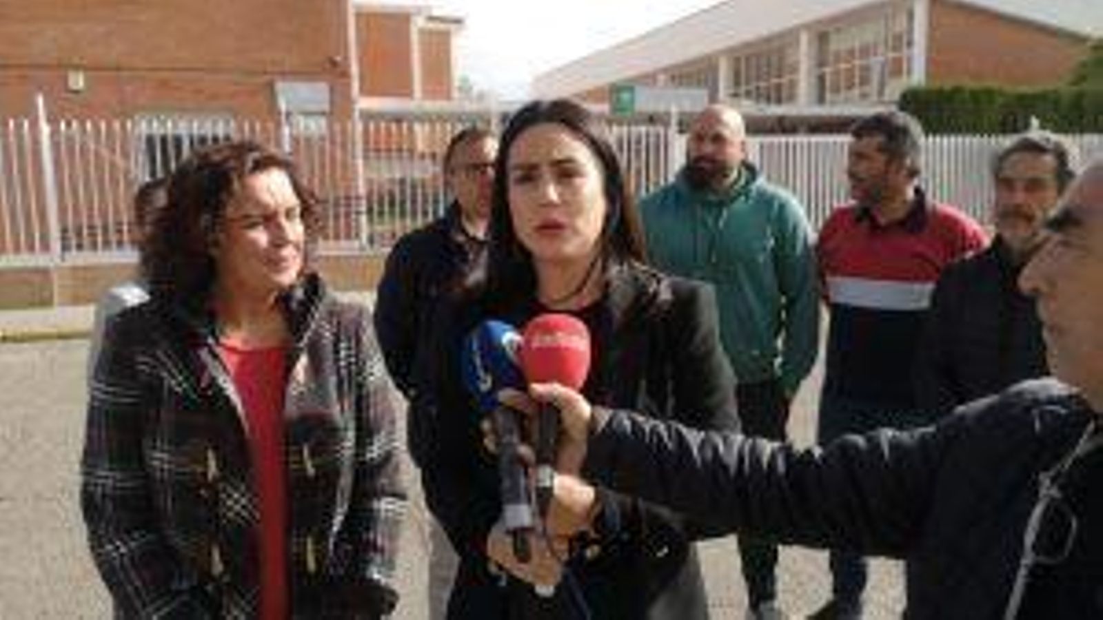 Bella Canales frente al IES Muriel de Lepe.