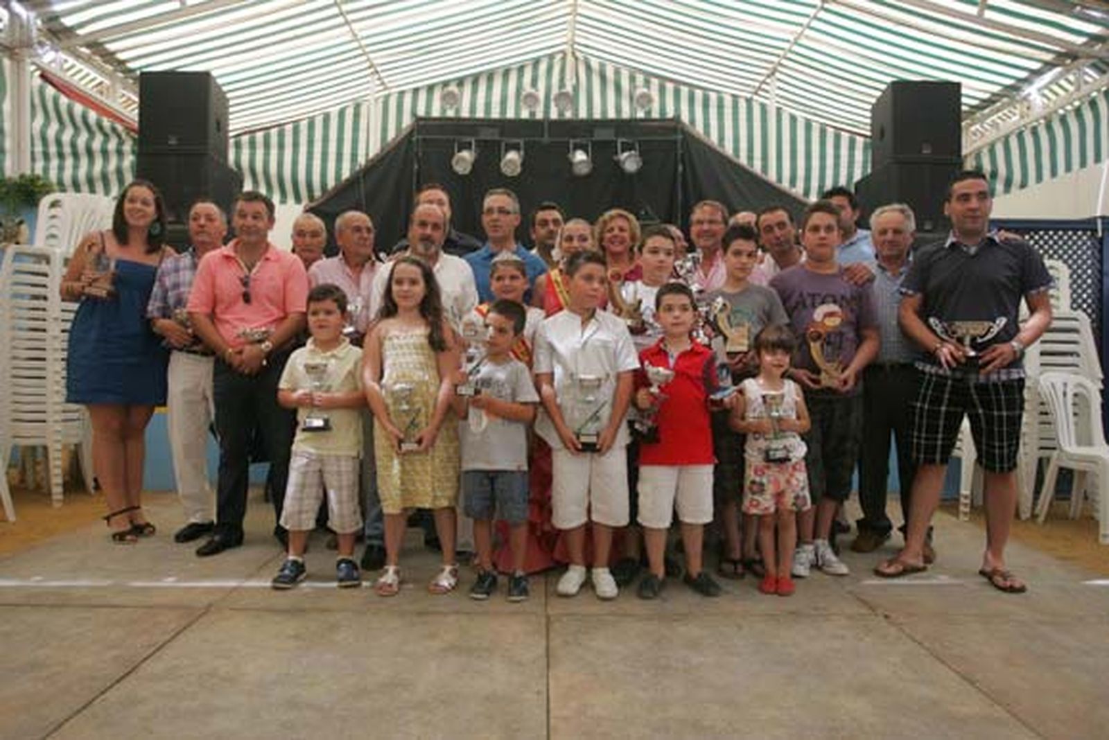 Los ganadores del torneo de pesca organizado por la caseta El Mero posan tras recibir sus trofeos.

Foto: Jose Maria Quiñones