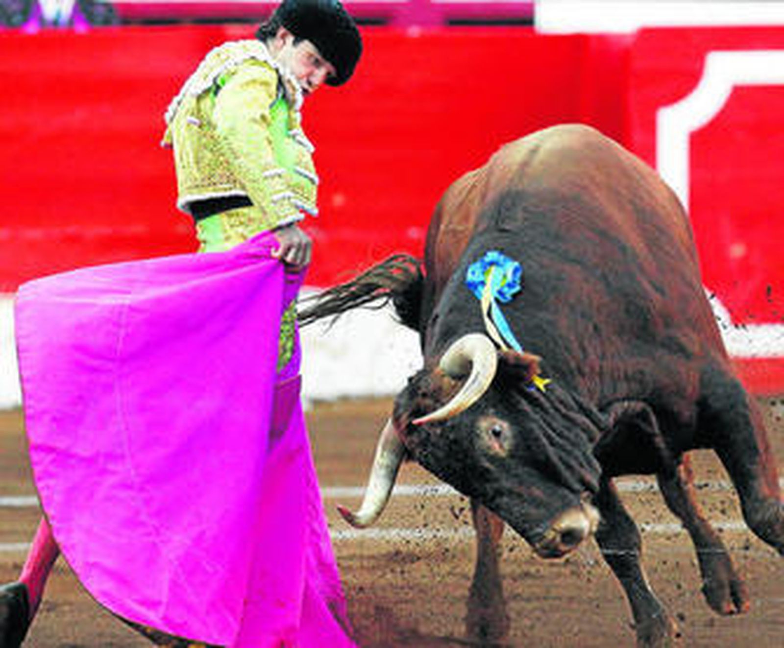 Juan del Álamo, en una media verónica a su segundo astado.