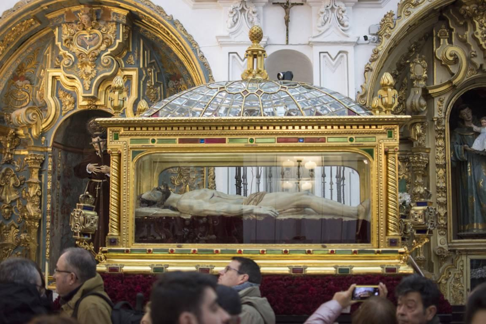 Las fotos de las cofradías de la Magna de Priego de Córdoba, suspendida por la lluvia