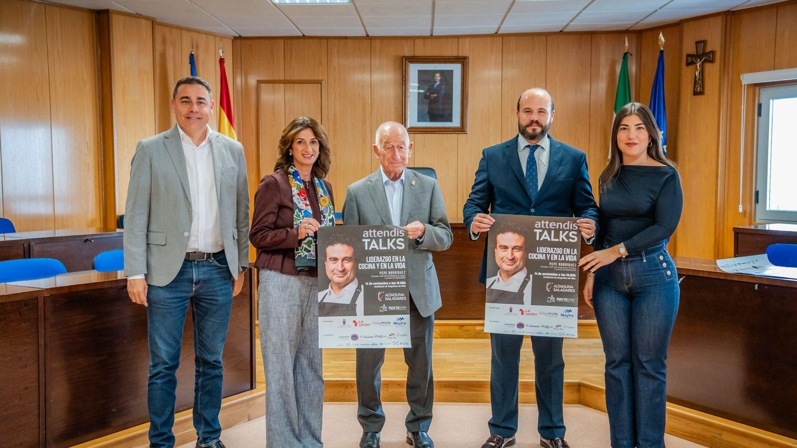 Presentación en el Ayuntamiento de Roquetas de la charla que impartirá Pepe Rodríguez.