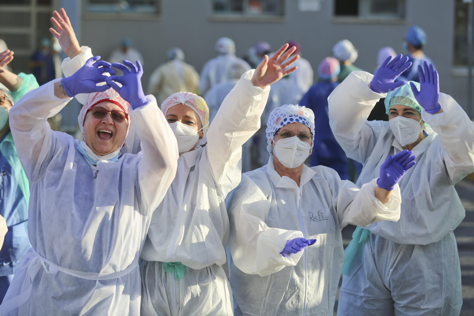 Personal de un centro sanitario vestido con sus equipos de protección.