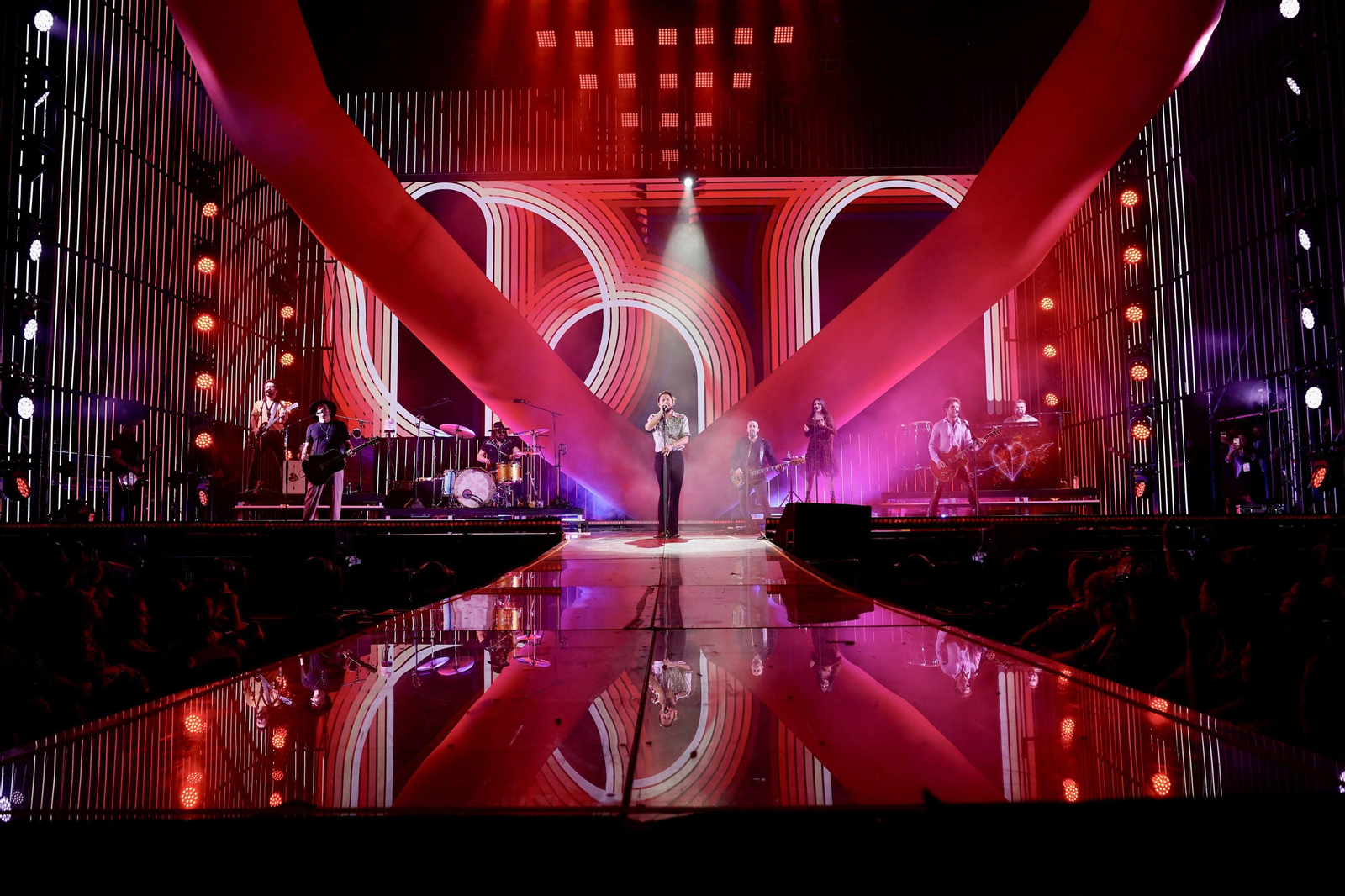 Manuel Carrasco conquista con sus 'flechas de amor' a Granada