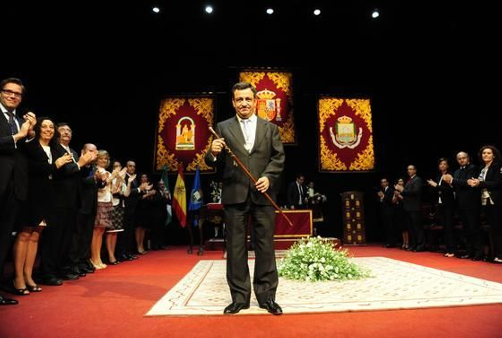 El teatro de Las Cortes de San Fernando acogió la investidura de José Loaiza (PP) como regidor del Consistorio isleño

Foto: Elias Pimentel