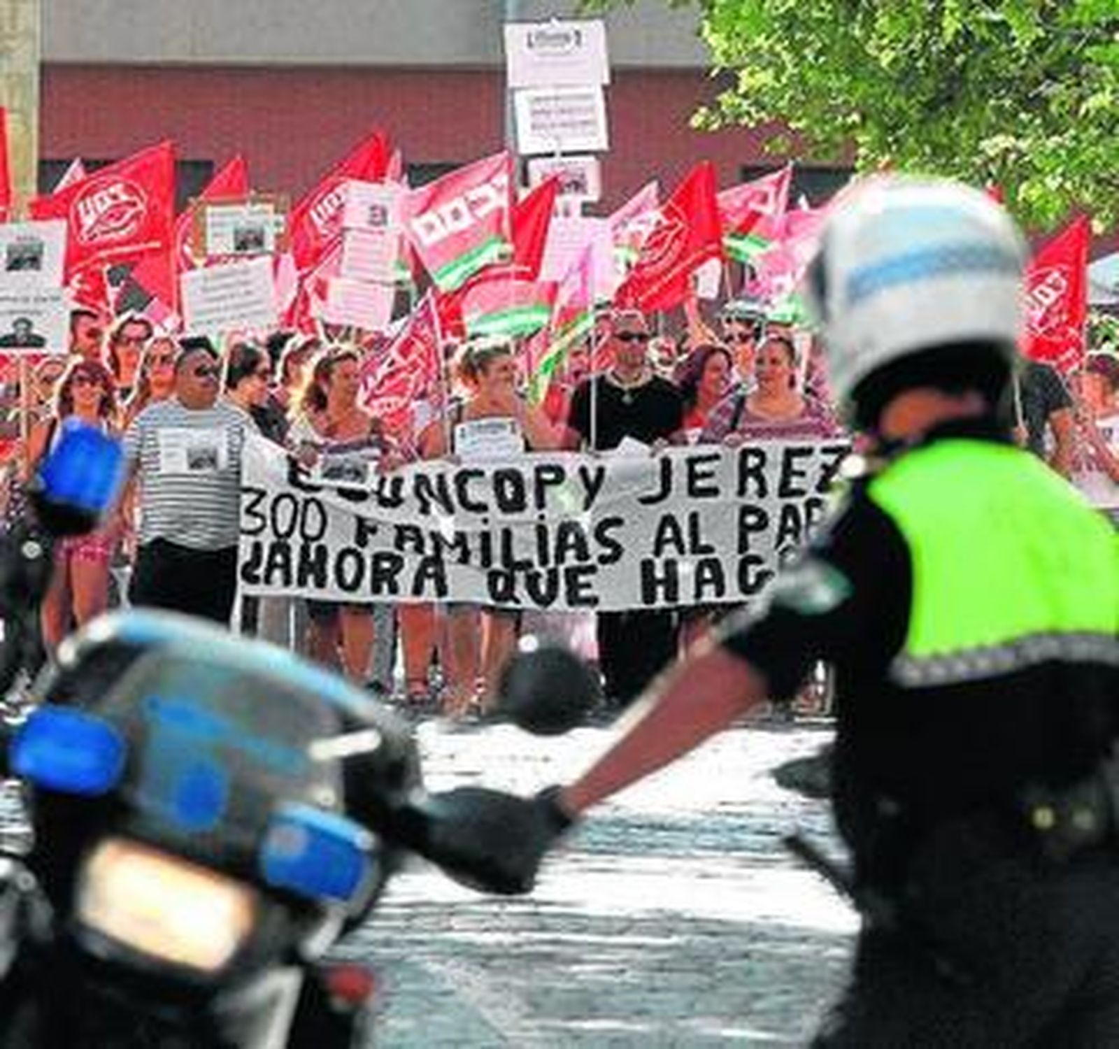 La manifestación, por la calle Medina, poco después de comenzar.