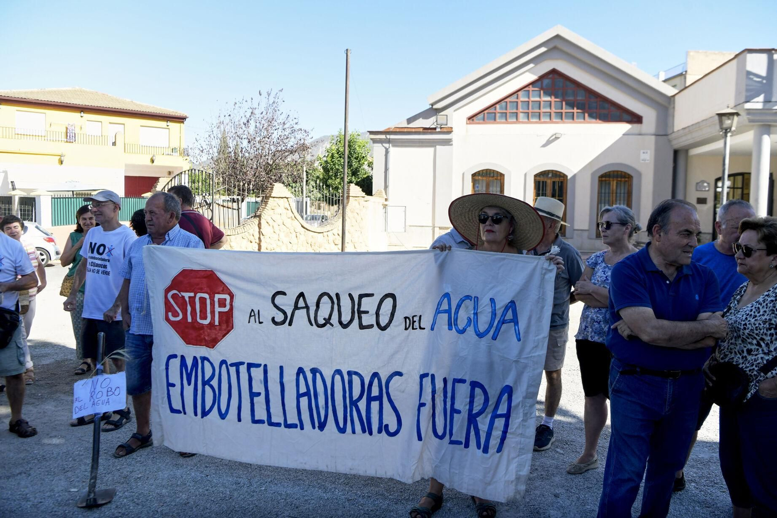 Así se han manifestado por las calles de Padul en contra de la embotelladora de Cijancos