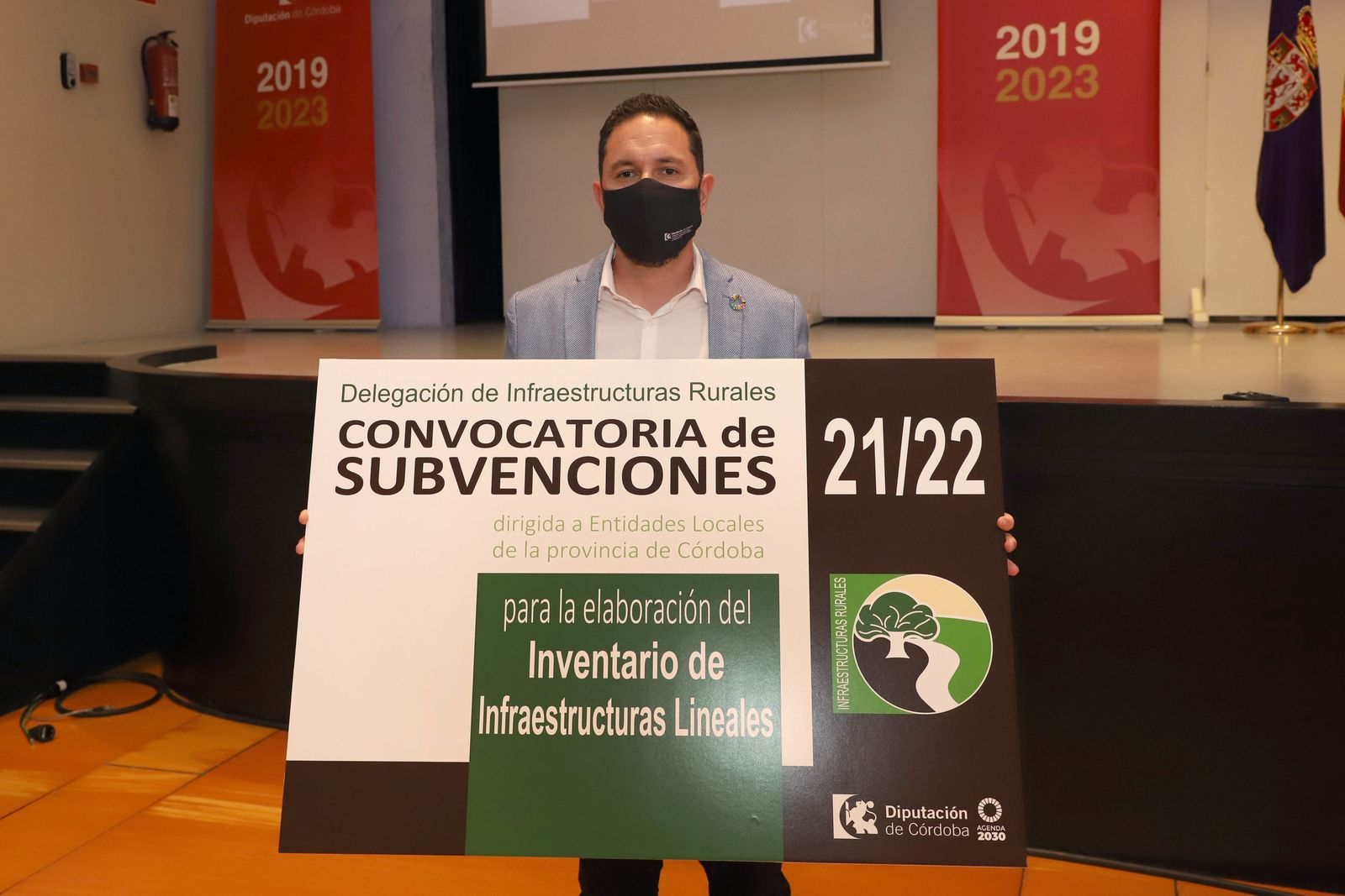 El delegado de Infraestructuras Rurales, Manuel Olmo, presenta la convocatoria