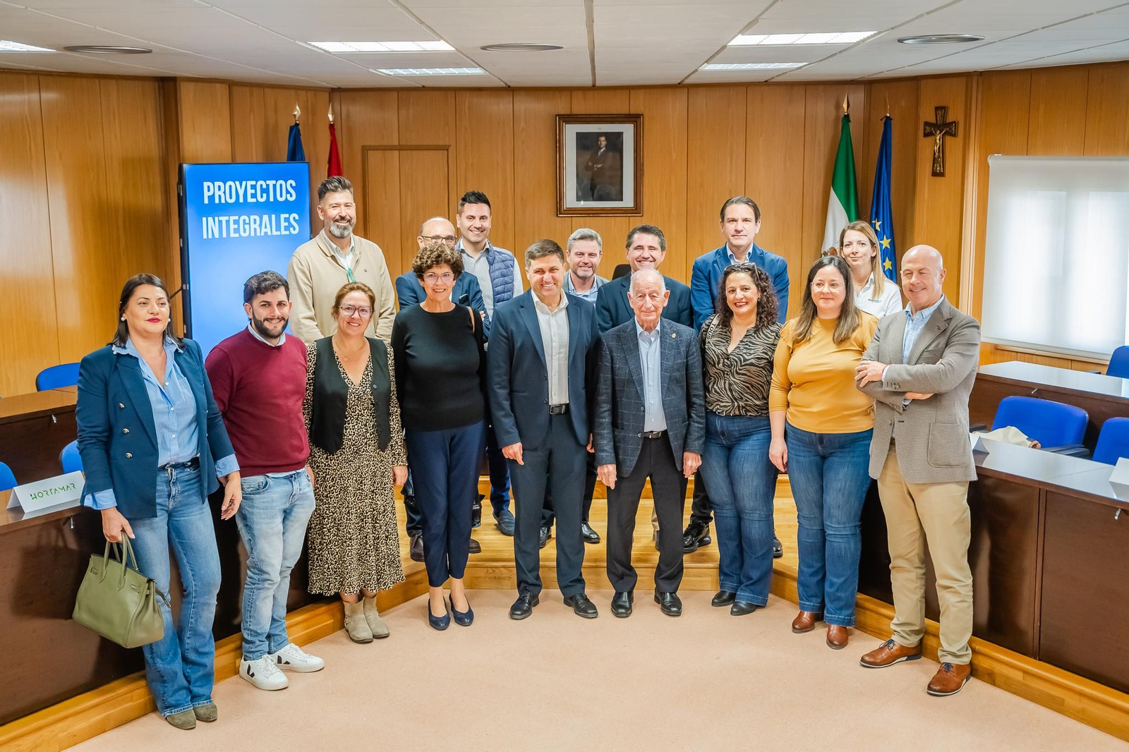 Amat y ediles de su equipo de Gobierno, junto a algunos de los beneficarios de los programas de empleo. Amat y ediles de su equipo de Gobierno, junto a algunos de los beneficarios de los programas de empleo.