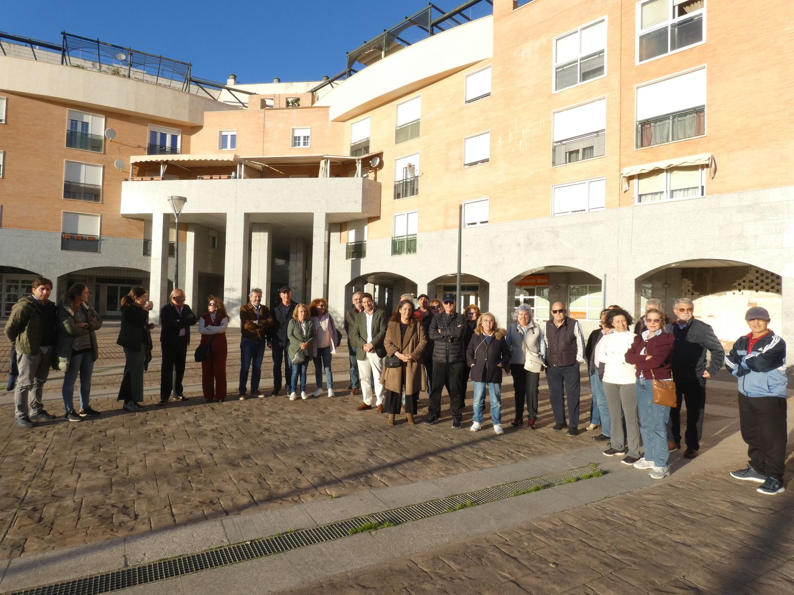 Vecinos congregados en la Plaza del Titán.