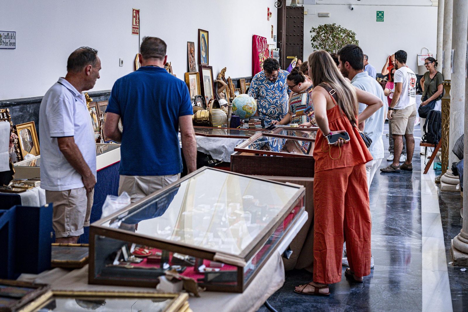 Imágenes del curioso mercadillo de antigüedades en el convento de Santo Domingo en Cádiz
