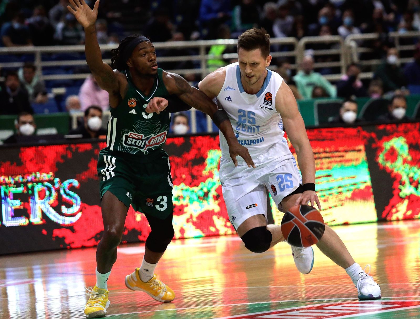 Kendrick Perry defiende a Ponitka.