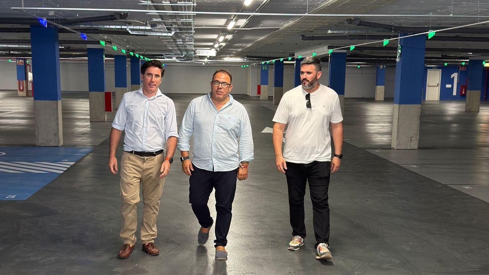 El alcalde de Almuñécar, Juan José Ruiz Joya (centro), en el parking del Mercado