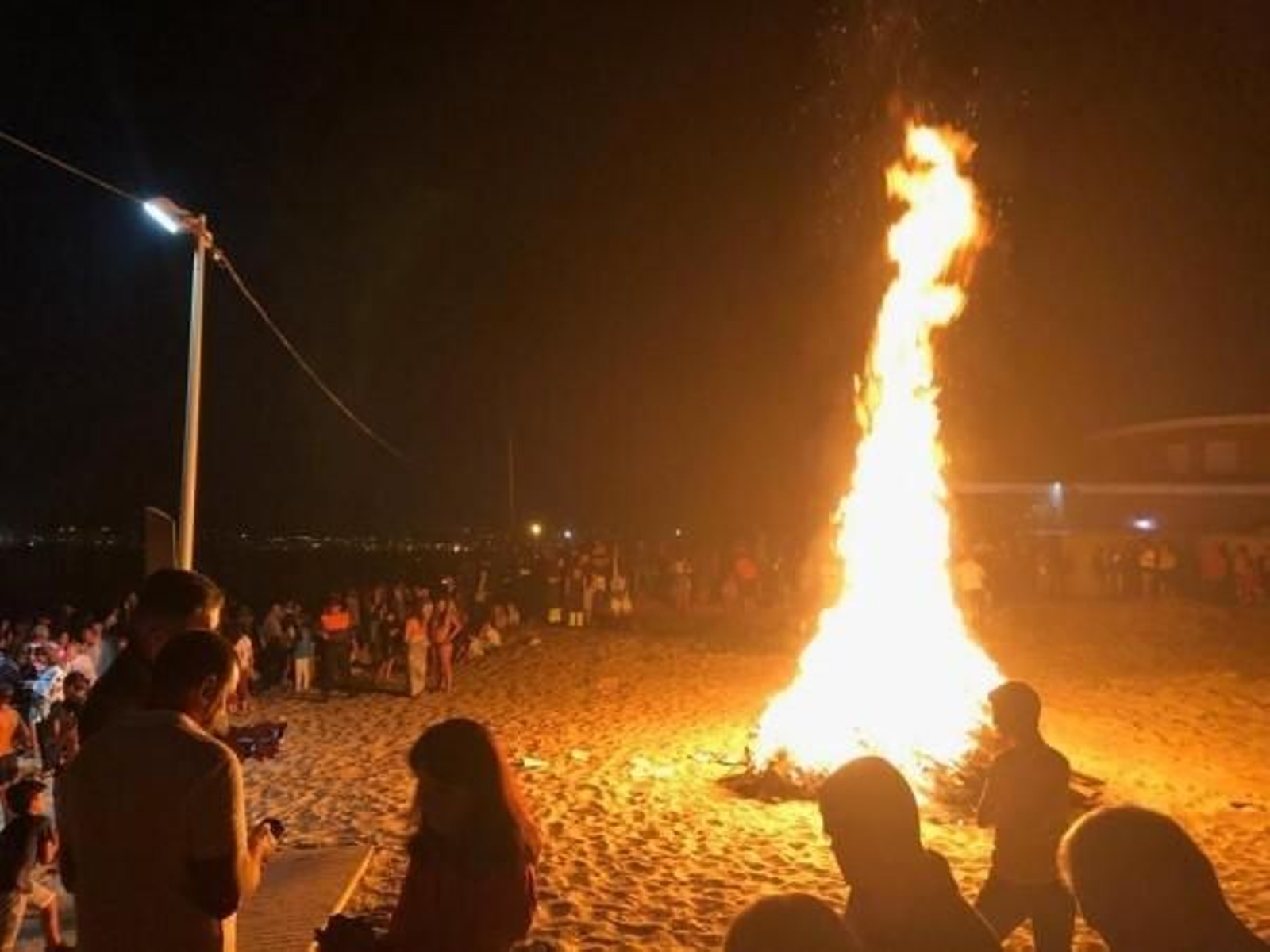 Una hoguera en Palmones durante la fiesta de San Juan.