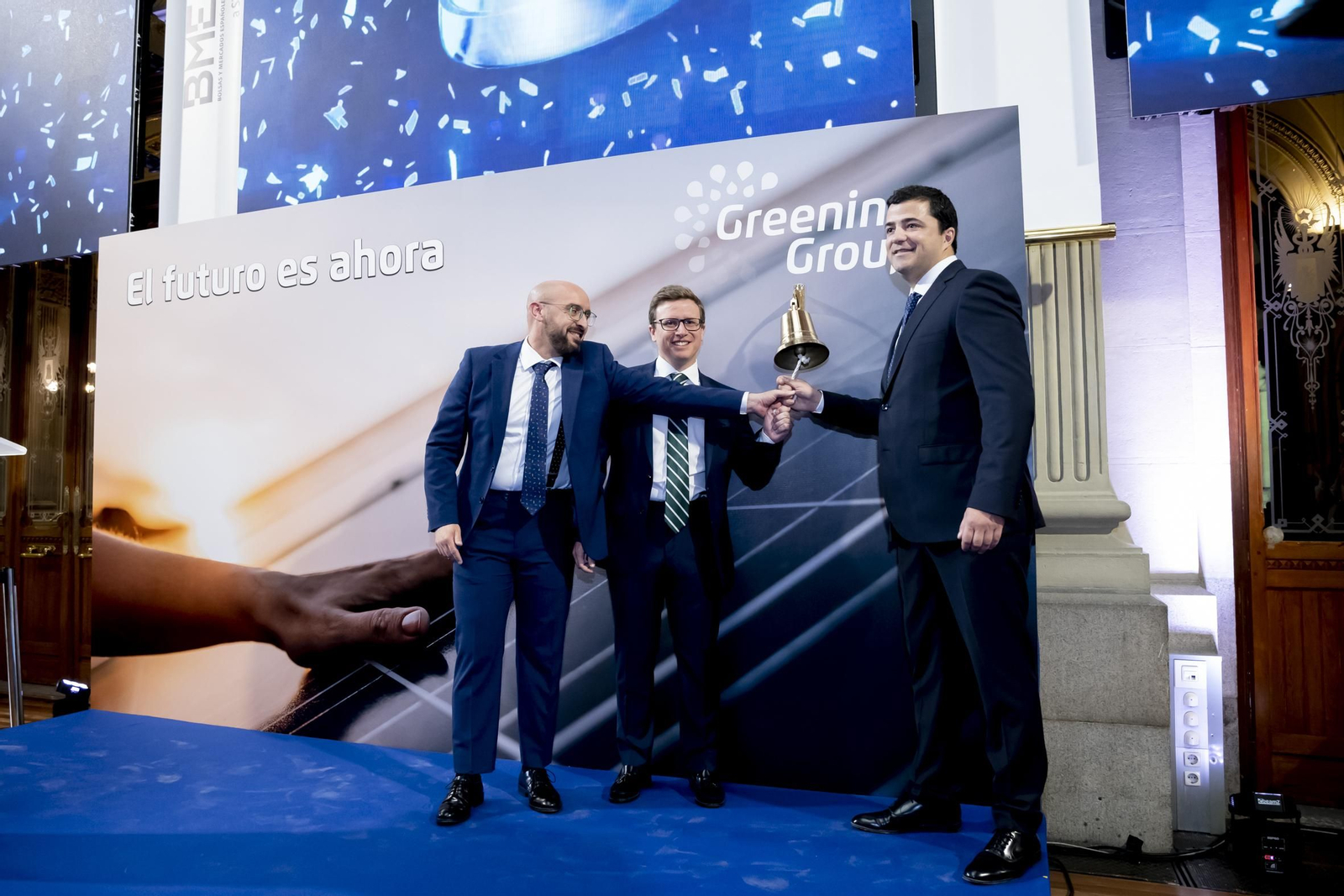 Los socios de la compañía realizan el tradicional toque de campana en Madrid