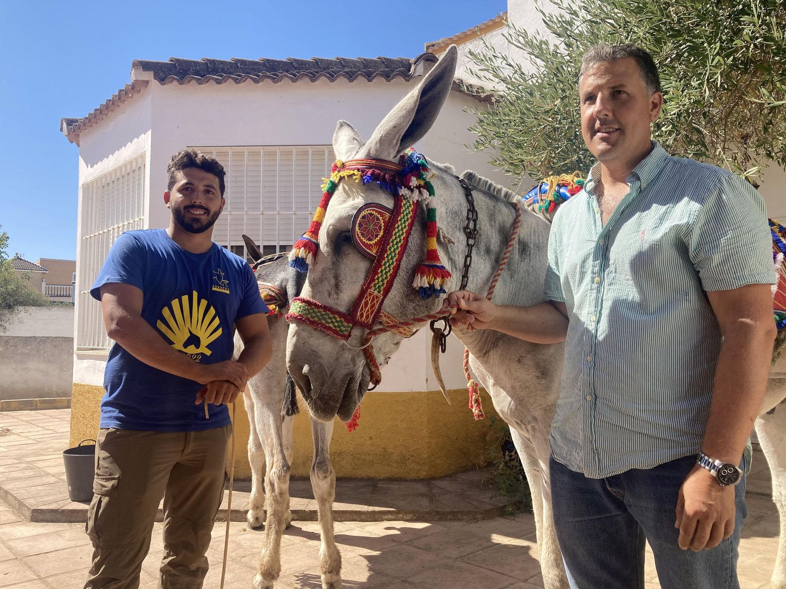 Enrique García y Álvaro Jiménez, miembros de la Asociación del Asno de Pura Raza Andaluza (Asnopra), junto a la burra 'Chavela'.