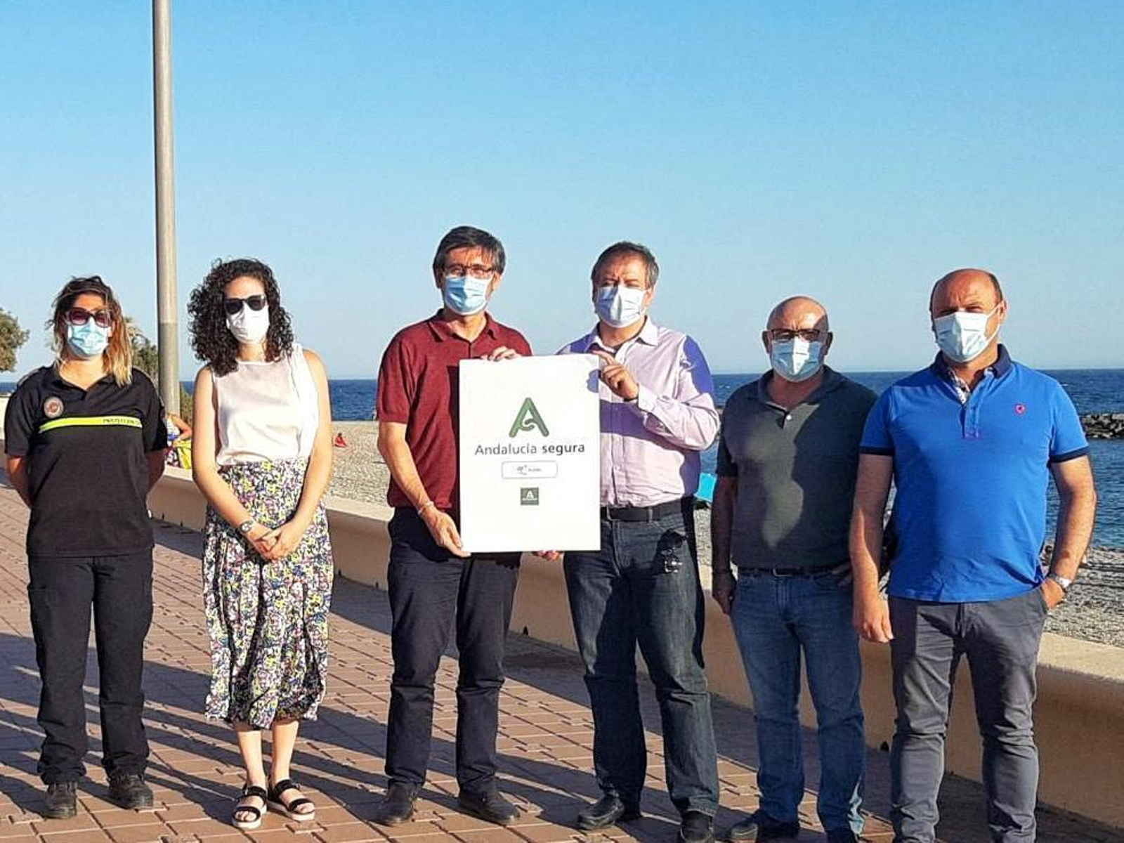 Adra, primera localidad almeriense con el distintivo 'Andalucía Segura' en cuatro de sus playas