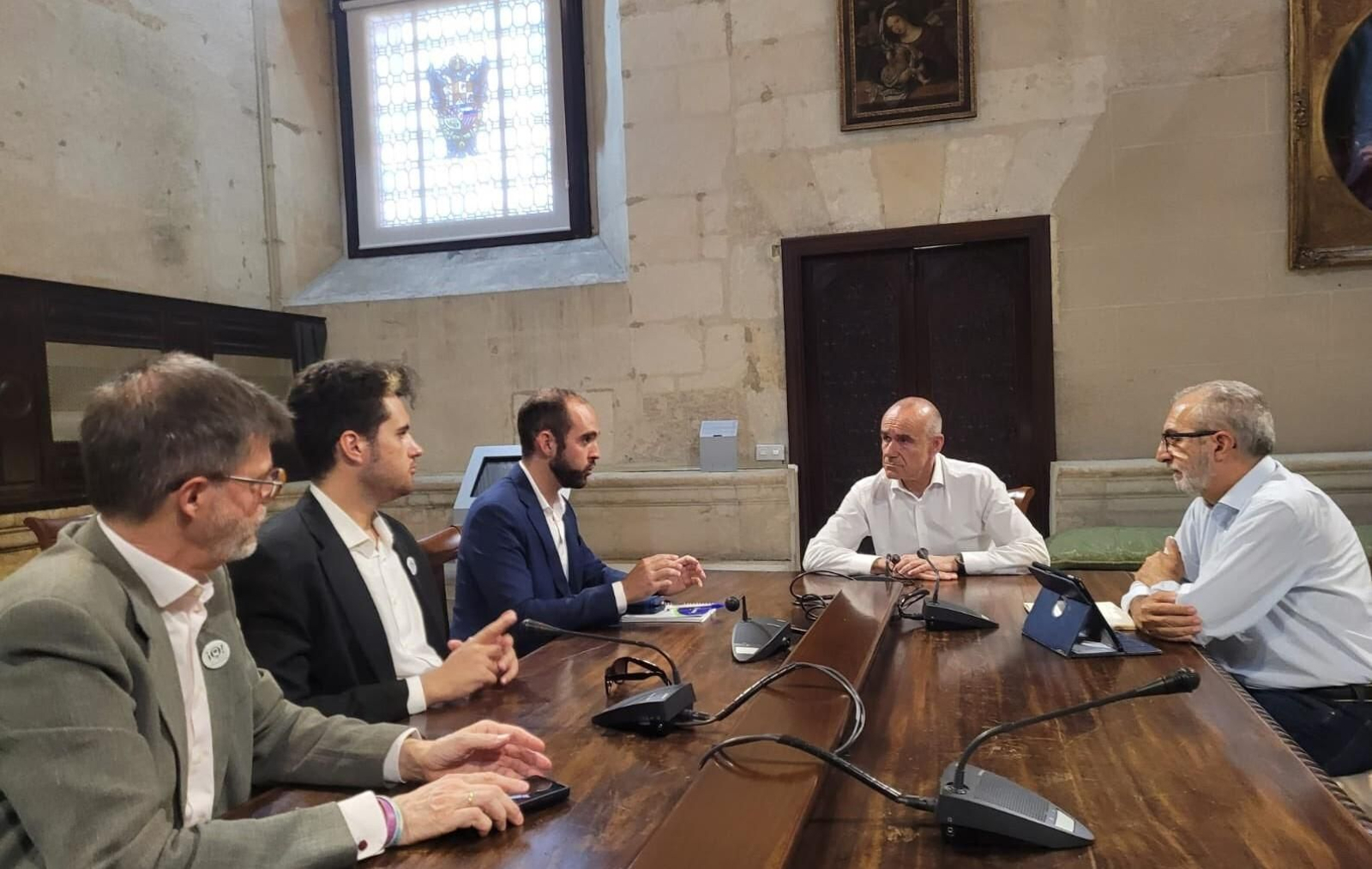 Los integrantes de 'Sevilla quiere Metro' con Antonio Muñoz y Juan Manuel Flores, esta semana.