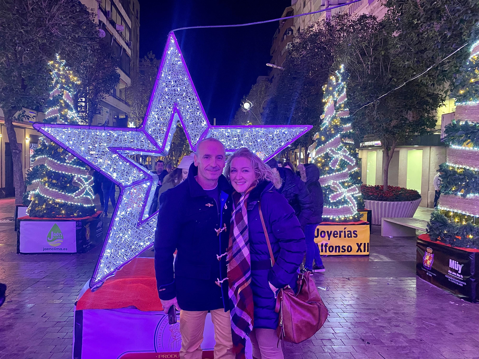 Los jiennenses disfrutan del encendido de 'La Catedral de la Navidad' con Rosa Copado como pregonera