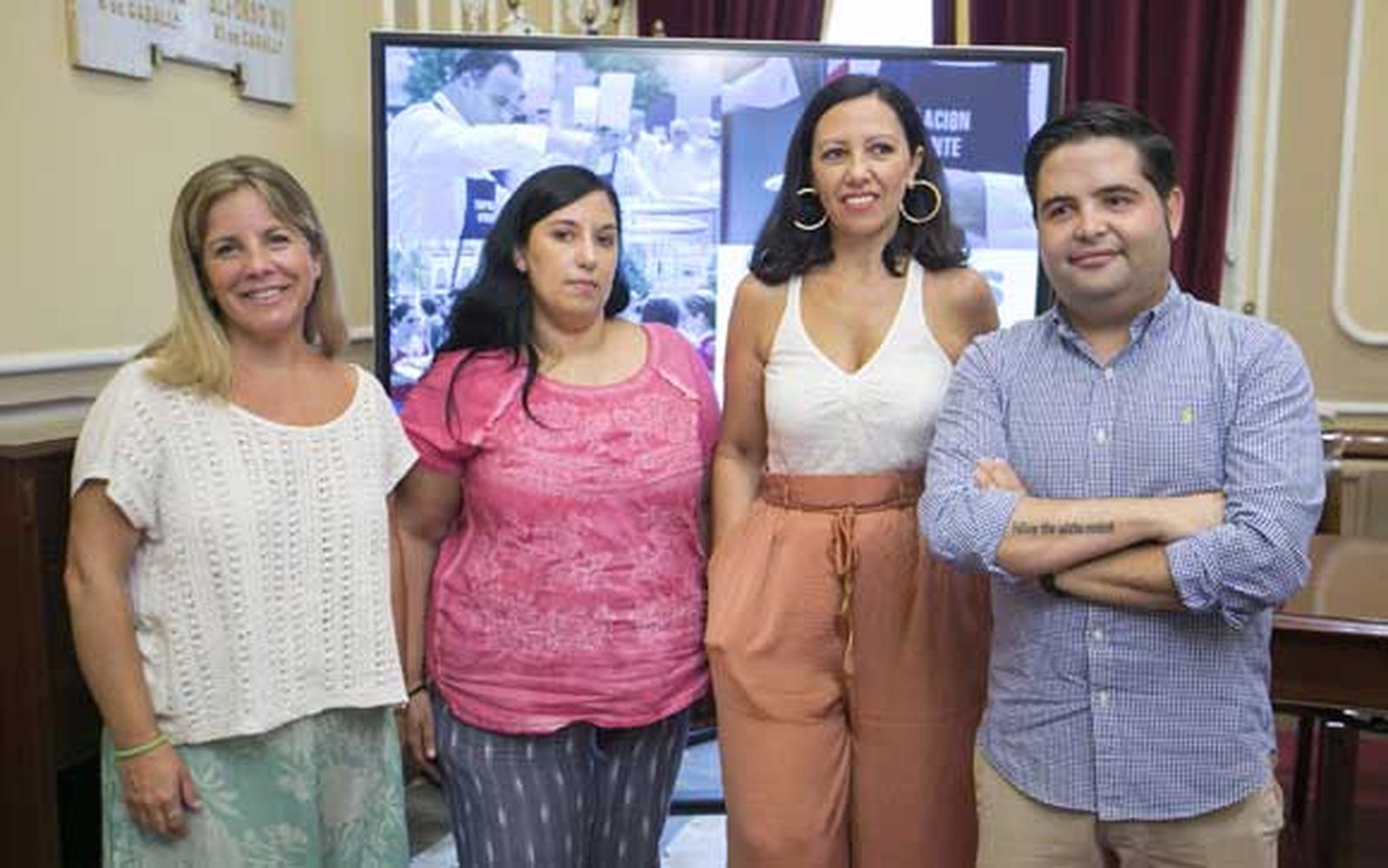 Las representantes de Interforma y Mujer Gades, junto a la concejala Ana Fernández (en el centro)y el director gastronómico de Aponiente.