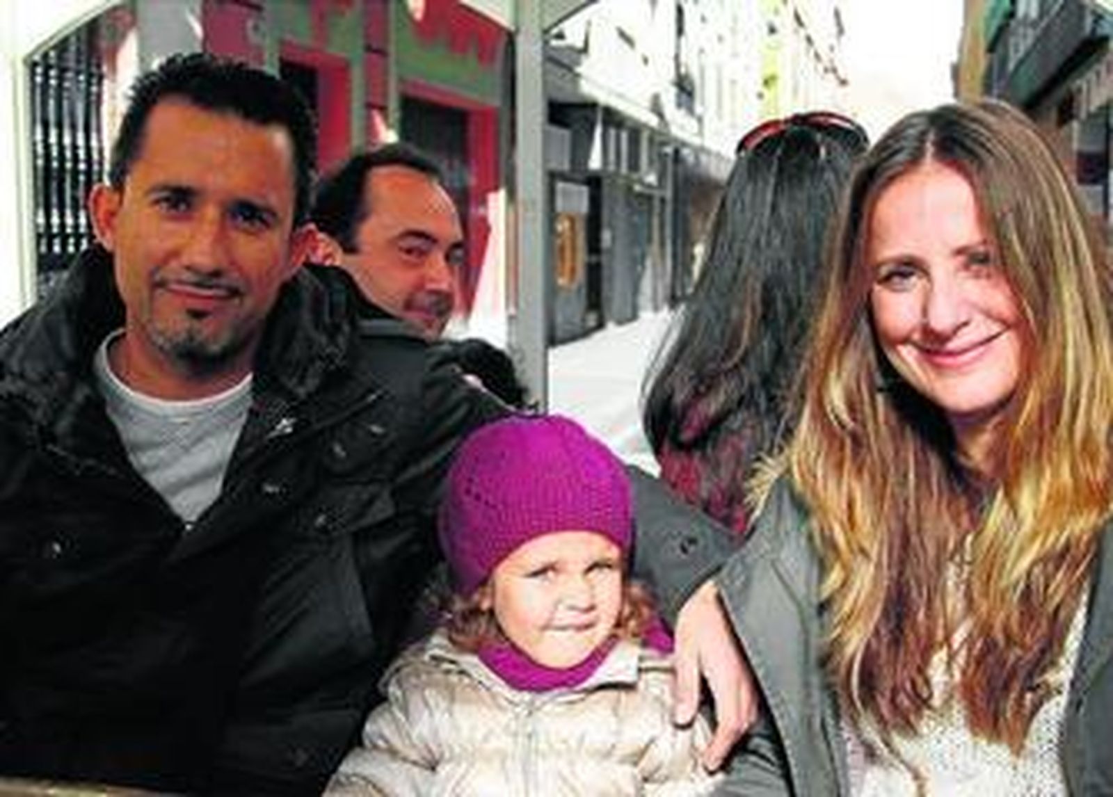 José Manuel Rodríguez, ingeniero técnico agrícola en paro, ayer en el tren de la Alameda con María del Mar, su mujer, y María, su hija.