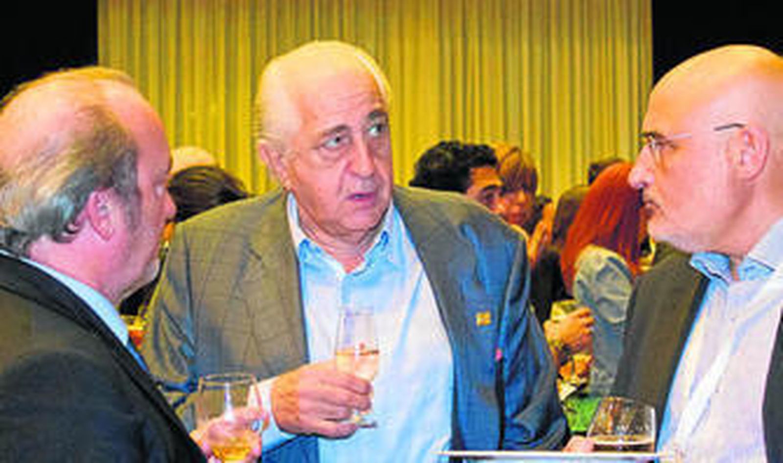 El gerente del SAS, José Manuel Aranda; Enrique Ruiz, director general de VIR y Manuel Jiménez, de Semergen.