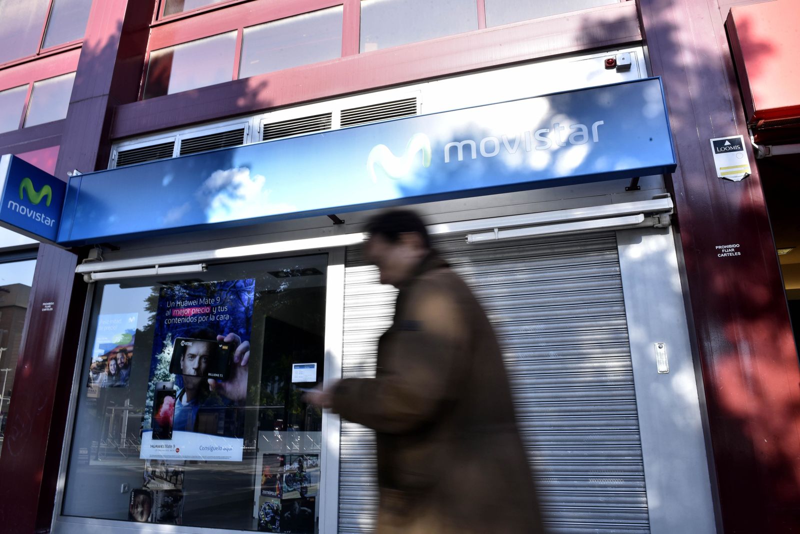 Escaparate de la tienda de Viapol objetivo del robo.