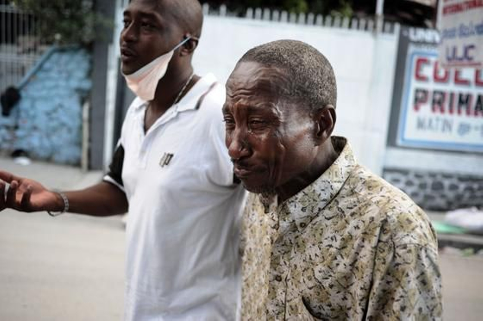 Un hombre llora en una calle de Puerto Príncipe.

Foto: Agencias