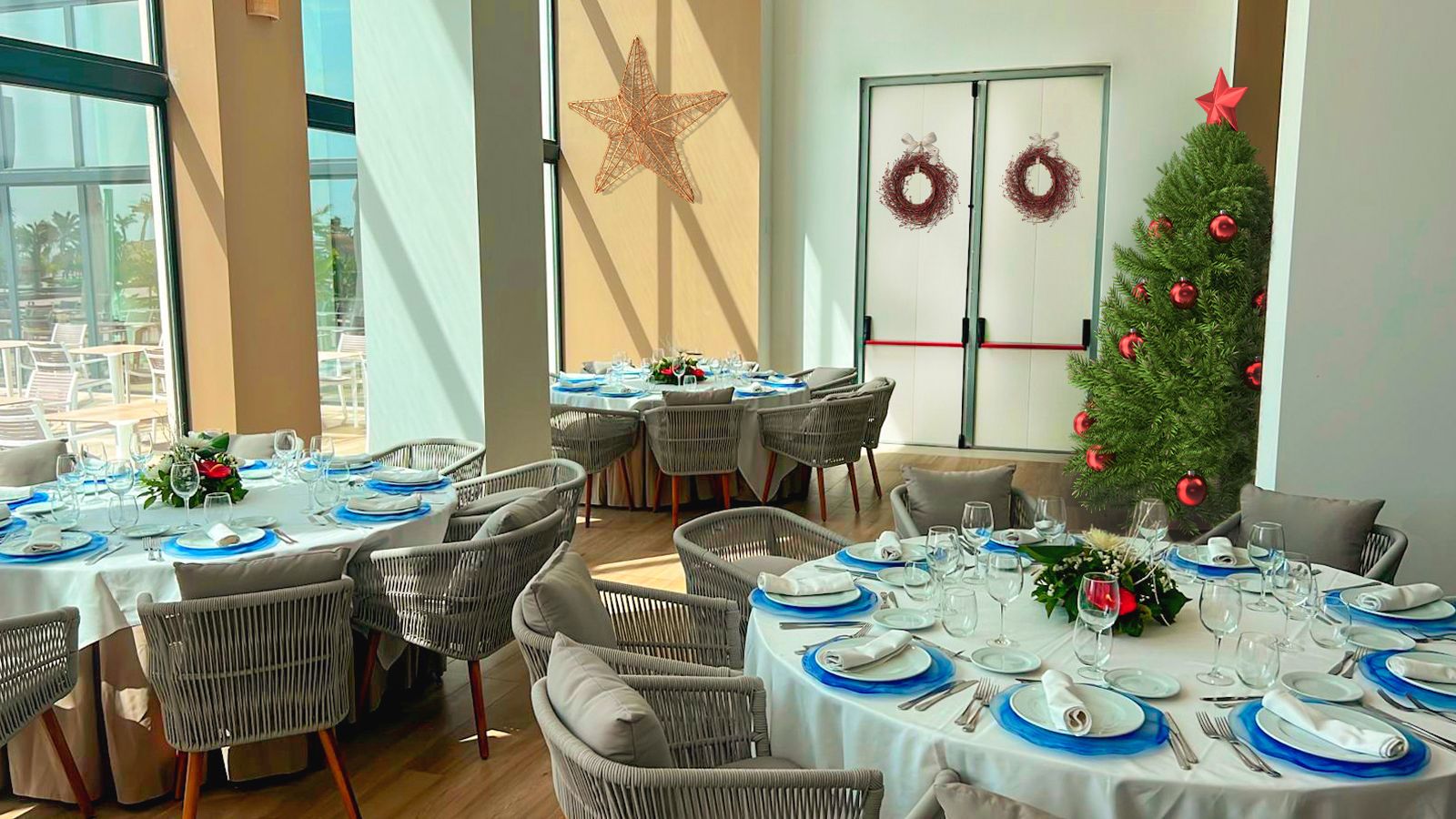 Restaurante del complejo, decorado y ya preparado para las comidas y cenas navideñas.